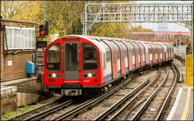 Dans le métro londonien, les personnes de grande taille seront plus à leur aise au milieu de la rame que sur les côtés. Quelle affirmation sur ce métro est erronée ?