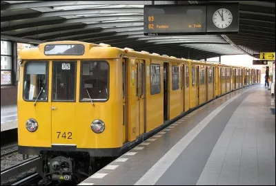 Avec ses rames de couleur jaune canari, (ce depuis les débuts du réseau) il est évident que nous sommes à...