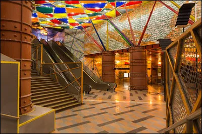 Dans cette ville, ce sont les trams qui sont jaunes. Où peut-on transiter par cette station haute en couleur ?