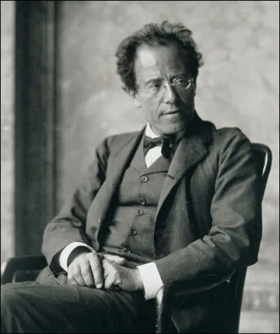 À la fin de la "Symphonie No.1" de Gustav Mahler, quelle section de l'orchestre doit se lever ?