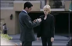 Qu'arrive-t-il  Lily lors d'un interrogatoire ?