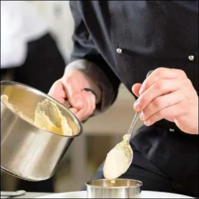 Quelle sp&eacute;cialit&eacute; culinaire attribu&eacute;e au chef Vincent La Chapelle doit &ecirc;tre imp&eacute;rativement servie d&egrave;s sa sortie du four ?