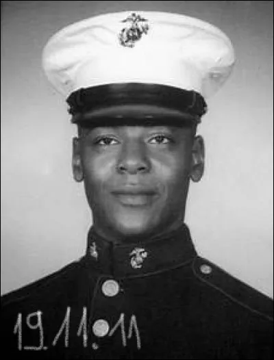 OFFICIERS, WHY DO YOU HAVE YOUR GUNS OUT ? (officiers, pourquoi avez-vous sorti vos pistolets ?) - Kenneth Chamberlain Sr a été abattu chez lui ; à la suite de quoi les policiers se sont-ils présentés à son domicile ?