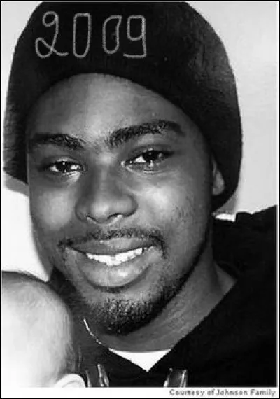 YOU SHOT ME (vous avez tiré sur moi) - Oscar Grant a été tué par la police en 2009, alors qu'il était menotté et à terre. Le jour de quelle fête ce jeune homme est-il mort ?