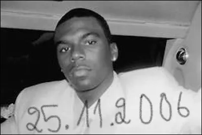 I LOVE YOU TOO (je t'aime aussi) - Sean Bell a été tué lors de son enterrement de vie de garçon à 23 ans, soit :