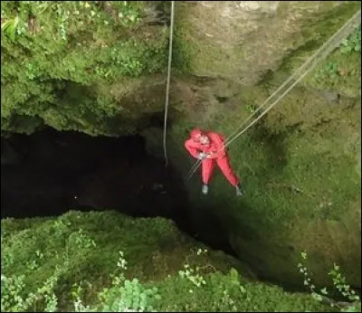 Quel fran&ccedil;ais, en 1962, a r&eacute;alis&eacute; la premi&egrave;re exp&eacute;rience de survie en solitaire pendant 2 mois au fond d'un gouffre ? (La NASA s'est int&eacute;ress&eacute;e &agrave; ses travaux)