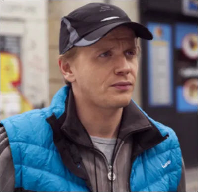 Cet homme est un surveillant au lycée.