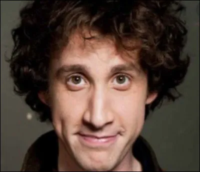 Comment se prénomme l'autre ami du fils ?