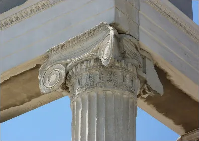 Cette colonne grecque est de style...