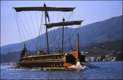 Général spartiate de la guerre du Péloponnèse, commandant de la flotte, il remporte la bataille décisive d'Aigos Potamos et s'empare d'Athènes en - 404 ; ses victoires donnent à Sparte la domination en mer Egée et sur la Grèce d'Asie. C'est ...