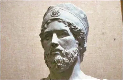 Roi de Numidie, d'abord allié de Carthage, il choisit ensuite l'alliance romaine et contribue largement, avec sa cavalerie, à la victoire de Rome sur Carthage lors de la bataille de Zama : c'est ...