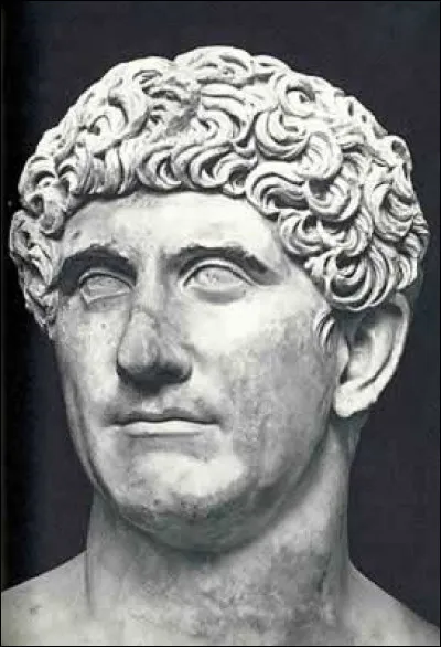 Homme politique et militaire romain : après l'assassinat de César, il forme le second triumvirat avec Octave et Lépide pour se partager la République romaine ; il rompt avec Octave, s'installe en Égypte et réorganise l'Orient romain. Il est vaincu à la bataille d'Actium. C'est ...