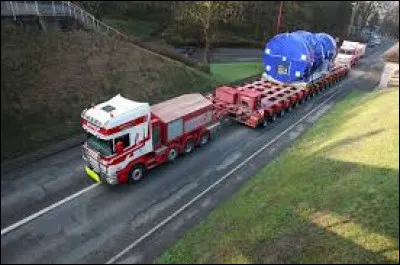 Ces camions excèdent les dimensions ou les tonnages autorisés par le code de la route. Il s'agit des...