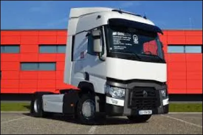 Dès lors que le poids du camion est supérieur à 3,5 tonnes, quel âge minimum faut-il avoir pour pouvoir le conduire ?