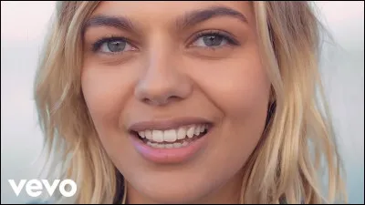 Une chanson de Louane maintenant "Si t'étais là". Complétez : 

Parfois je pense à toi dans les voitures
Le pire c'est les voyages c'est d'aventure
Une chanson fait revivre un souvenir 
Les questions sans réponses ça c'est le pire
Est-ce que tu m'entends est-ce que tu me vois
Qu'est-ce que tu dirais...