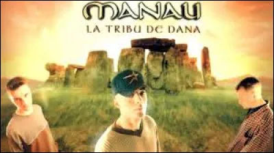 Continuons avec une chanson de Manau "La tribu de Dana".

Le vent souffle sur les plaines de la Bretagne armoricaine
Je jette un dernier regard sur ma femme, mon fils et mon domaine
Akim, le fils du forgeron est venu me chercher
Les druides ont décidé de mener le combat dans la vallée
Là, où tous nos ancêtres, de géants guerriers celtes
Après de grandes batailles, se sont imposés en...
