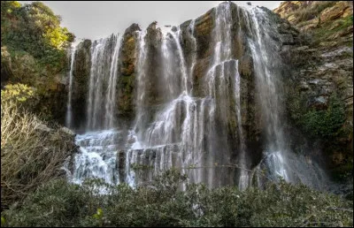 Dans quel pays peut-on admirer les chutes d'eau de la photo ci-dessus ?