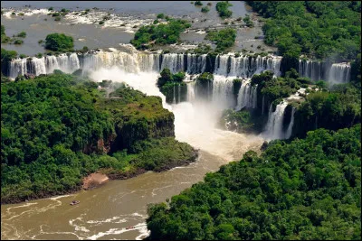 Entre quels 2 pays, peut-on admirer les impressionnantes chutes d'Iguaçu ?