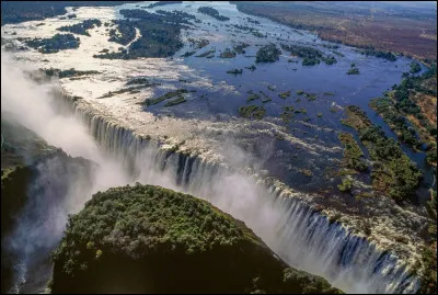 Quelle est la hauteur maximale atteinte par les chutes Victoria, situées sur le fleuve Zambèze ?