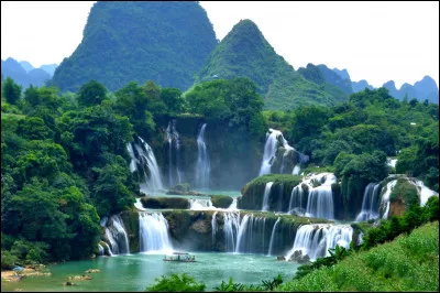 Bien que situées exactement sur la frontière entre le Vietnam et la Chine, à quel pays sont rattachées les chutes de Ban Gioc (Detian) ?