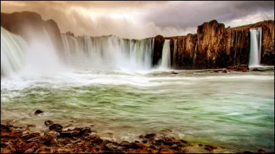 Que signifie le nom de "Goðafoss", donné depuis l'an 1000 à l'une des plus belles chutes d'eau d'Islande ?