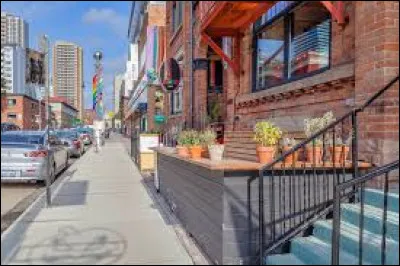 ''Church and Wellesley'' est un quartier gay au Canada. Dans quelle ville se trouve-t-il ?