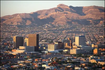 Je suis une ville de plus de plus de 680 000 habitants frontalière avec l'État du Nouveau-Mexique. En 2010, j'étais composé à 80% de population d'origine hispanique. Qui suis-je ?