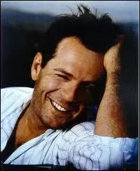 Quel mtier exerait alors Bruce Willis quand il passa l'audition pour Clair de lune et creva l'cran ds lors ?