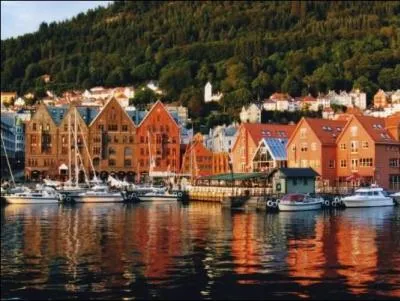 Dans quel pays accoste un bateau sur un quai de Bergen ?