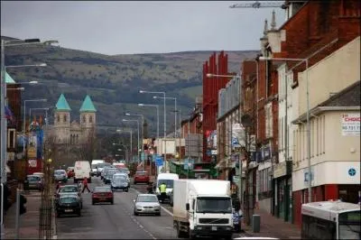 Dans quelle capitale europenne les quartiers d'Alliance la protestante et d'Ardoyne la catholique se regardent droit dans les yeux ?