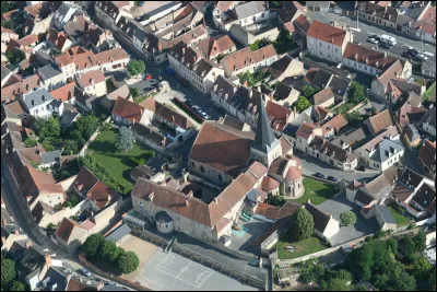 Ville de 9 500 habitants du département du Cher, située aux limites du Boischaut Sud et de la Champagne berrichonne :