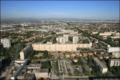 Ville de 45 000 habitants de la banlieue de Lyon, étendue sur la plaine de l'Est lyonnais, aux limites du Dauphiné :