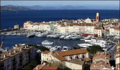 Petite ville de 4 000 habitants du département du Var, station balnéaire de renommée internationale :