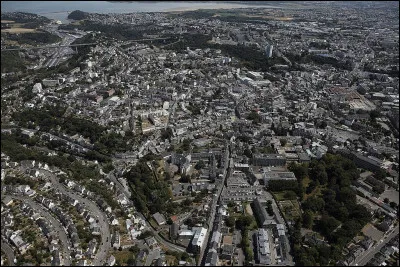 Ville de 44 000 habitants du département des Côtes-d'Armor, située au fond de sa vaste baie, à l'embouchure du Gouët :