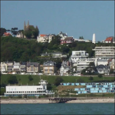 Ville de 7 300 habitants du département de Seine-Maritime, située au bord de la Manche, dans la proche banlieue ouest du Havre :