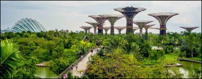 Singapour est une ville insulaire.