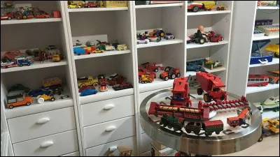 Par quel mot désigne-t-on la collection de jeux et jouets ?