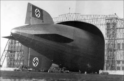 A quelle date le Zepellin Hindenburg disparat dans les flammes ?