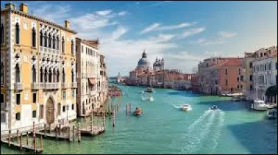 Laquelle de ces villes ne se situe pas en Italie ?