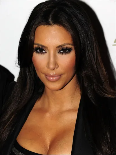 Qui est cette Kim, personnalité médiatique, femme d'affaires, productrice, styliste et animatrice américaine ?