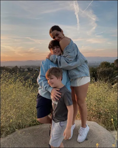 Addison a eu deux frères plus jeunes. Quels sont leurs prénoms ?