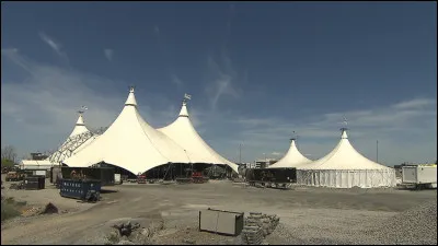 Le grand chapiteau blanc s'étend sur une superficie totale de...
