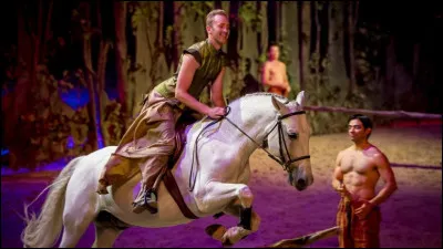 À la fin du spectacle, la scène est inondée d'eau.