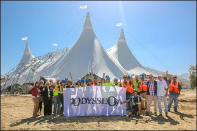 Le grand chapiteau blanc mesure 35 mètres de haut.