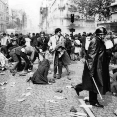 Quel slogan de Mai 68 sert de titre à une comédie de boulevard dans laquelle un politicien incompétent provoque la contestation populaire ?