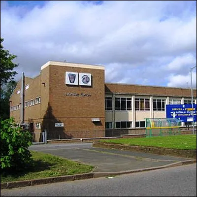 Quel romancier anglais est l'auteur de la trilogie "Les Enfants de Longbridge" ?