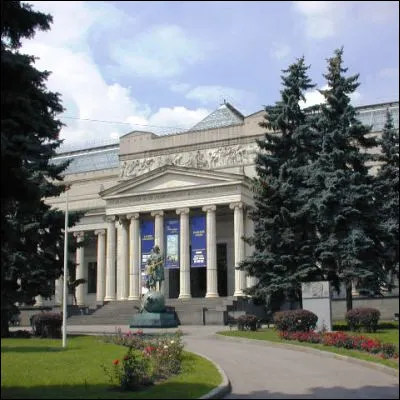 Dans quelle ville se trouve le musée Pouchkine, dédié aux beaux-arts ?