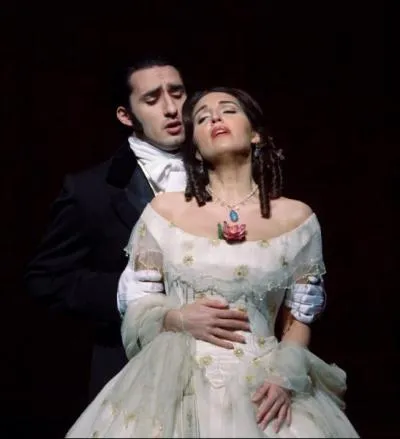 Quel compositeur italien a crit de nombreux opras, telle que La Traviata ?