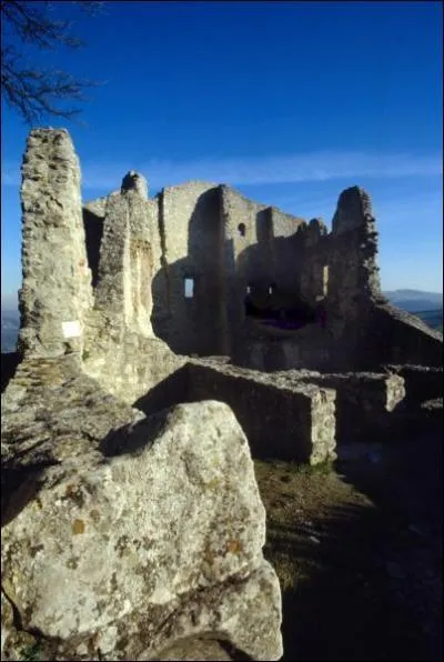 Quel village d'Emilie est devenu synomyme, si l'on s'y rend, d'humiliation ?