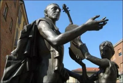 Quel luthier,  Crmone, est encore plus connu qu'Amati et Guarnerius ?